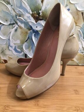 Vince Camuto Peep-Toe Pumps Nude Patent Leather Sz9B